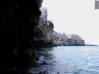 A Polignano la scogliera si fa a strapiombo raggiungendo anche i 20 metri di altezza: ai suoi piedi si aprono numerose e profonde grotte marine